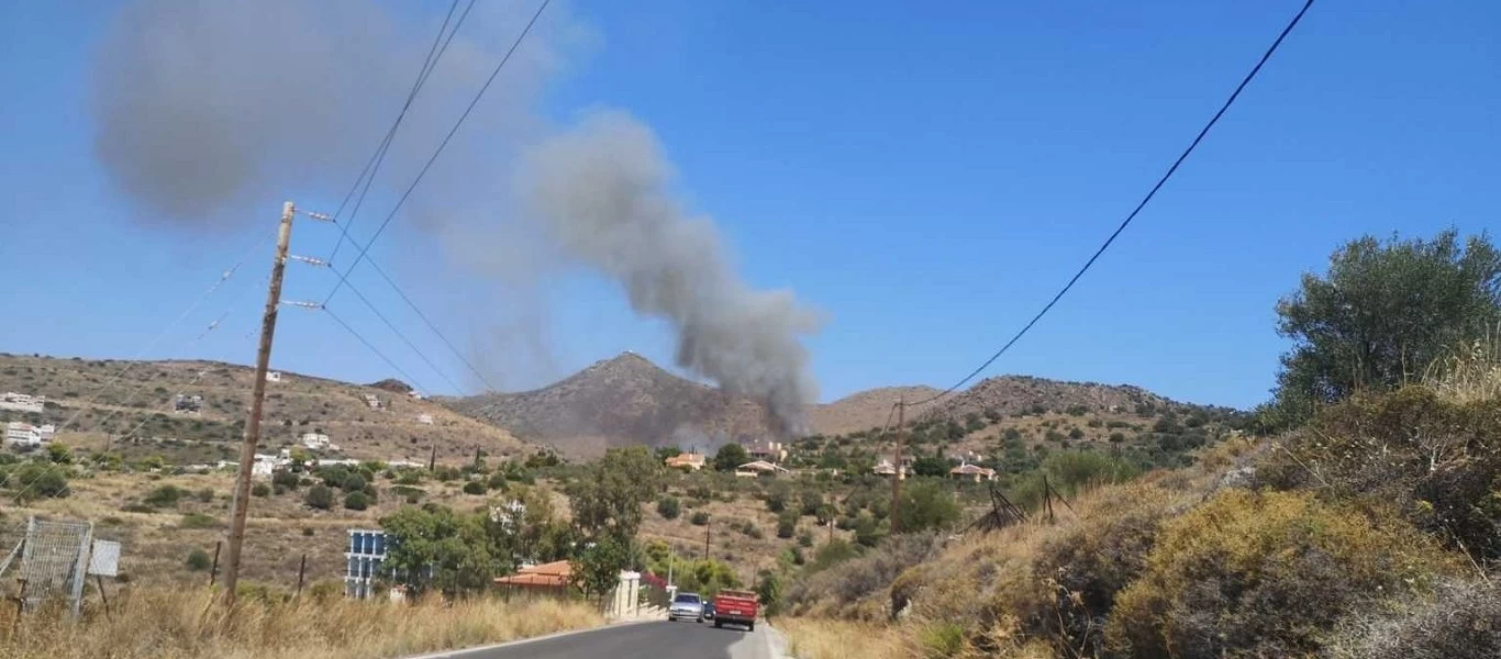 Φωτιά στην Αίγινα - Άμεση η επέμβαση της πυροσβεστικής (φώτο)